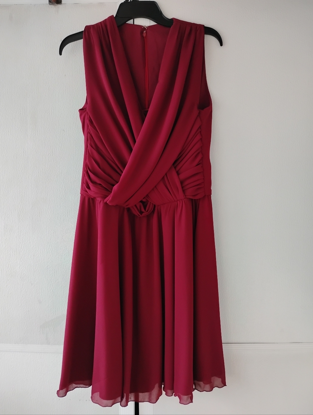 Elegant Burgundy Sleeveless V-Neck Dress